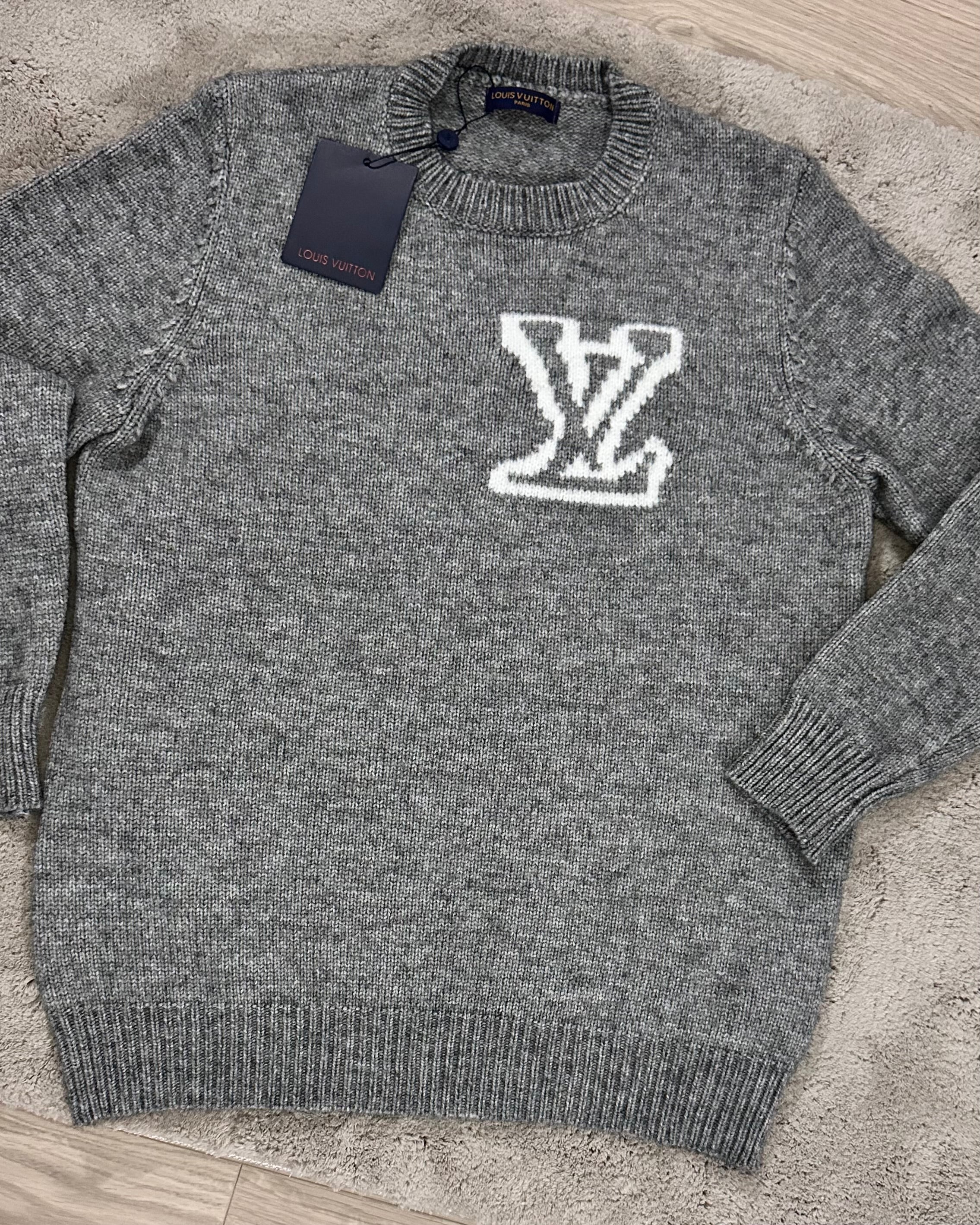 Pull en coton gris brodé LV
