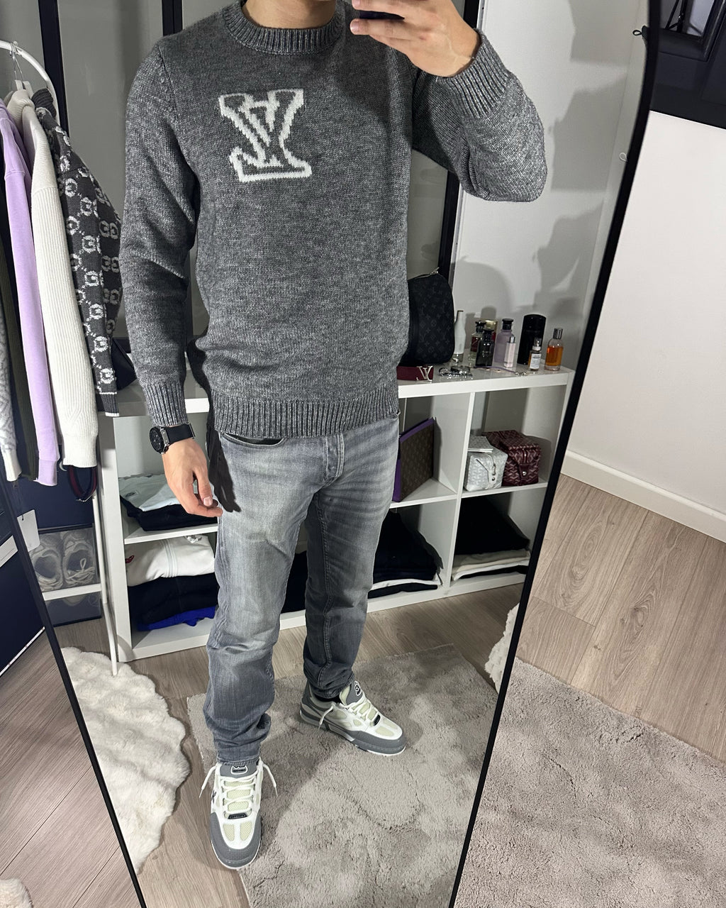 Pull en coton gris brodé LV