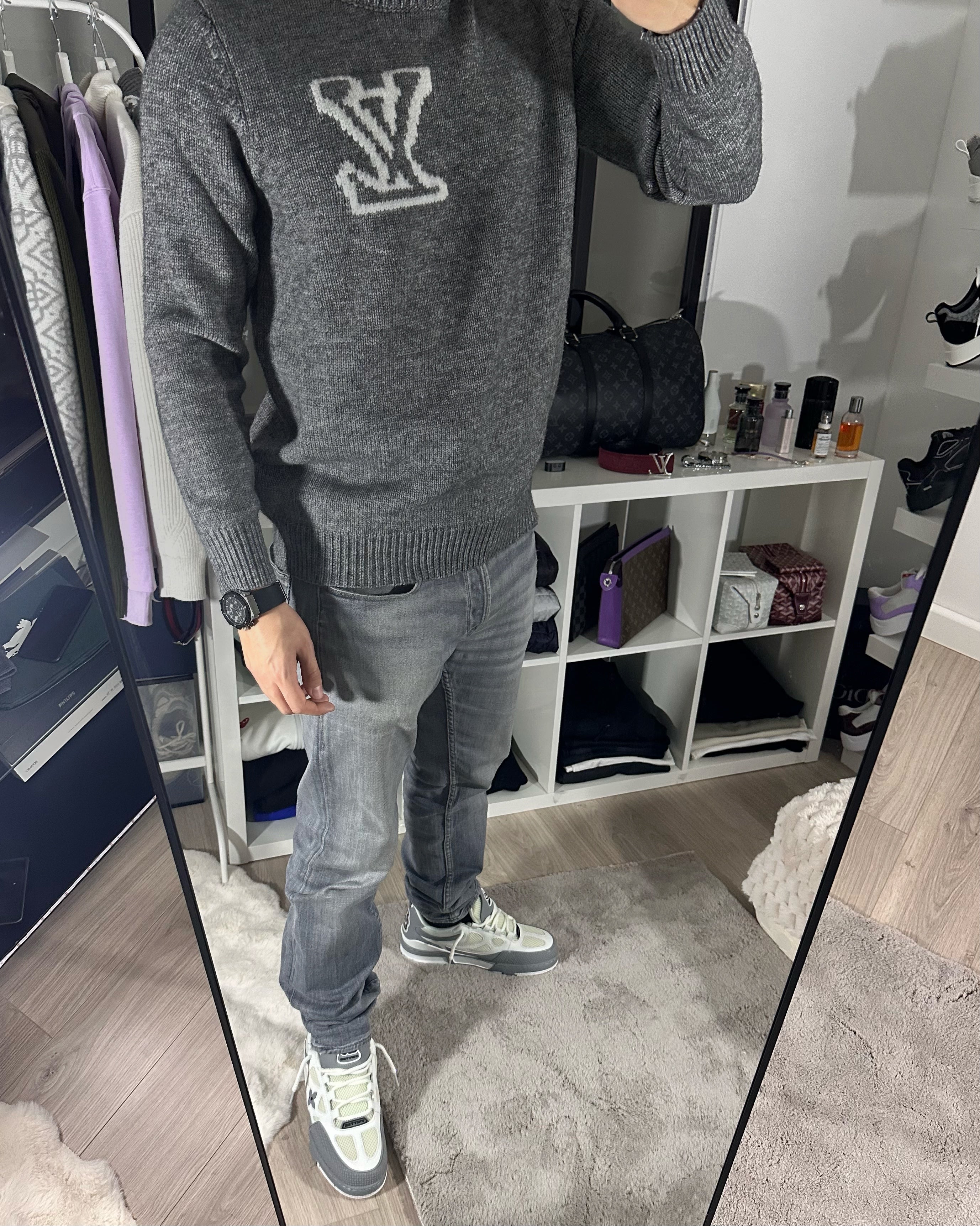 Pull en coton gris brodé LV